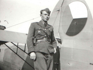 Jan Roman Irving na letišti v Plzni u stroje Letov Š-328