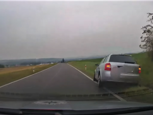 Zdrogovaný řidič s vozem Audi při divoké honičce s policií naboural jiný automobil