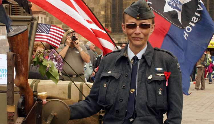 Vážná autonehoda přivedla dceru válečného hrdiny do dluhové pasti