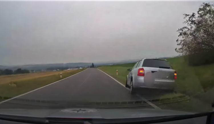 Zdrogovaný řidič s vozem Audi při divoké honičce s policií naboural jiný automobil