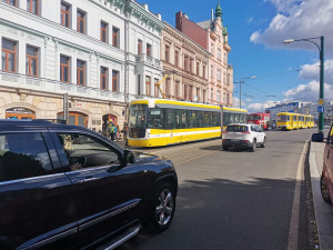Řidička osobáku se srazila s tramvají, skončila v nemocnici