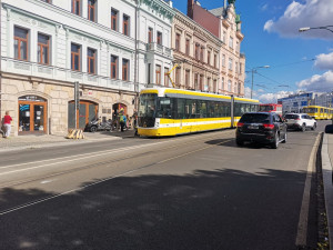 Řidička osobáku se srazila s tramvají, skončila v nemocnici