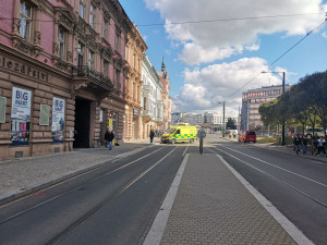 Řidička osobáku se srazila s tramvají, skončila v nemocnici