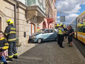 Řidička osobáku se srazila s tramvají, skončila v nemocnici