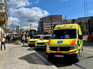 Řidička osobáku se srazila s tramvají, skončila v nemocnici