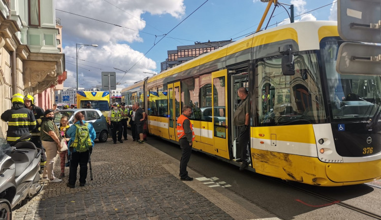 Řidička osobáku se srazila s tramvají, skončila v nemocnici