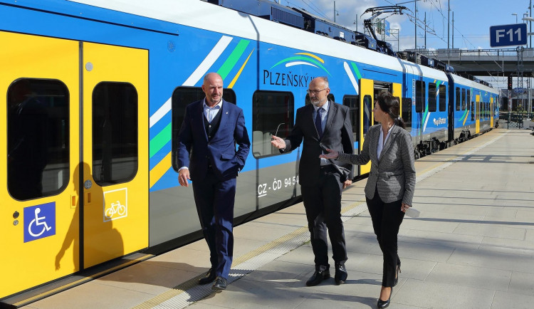 Náměstci Josef Bernard (STAN), Pavel Čížek (STAN) a hejtmanka Ilona Mauritzová (ODS)