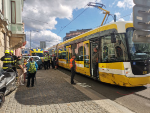 Tramvaj po střetu odmrštila osobák s nepozornou řidičkou až na chodník před vchod do obchodu
