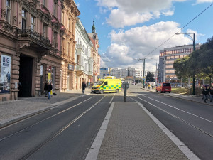 Tramvaj po střetu odmrštila osobák s nepozornou řidičkou až na chodník před vchod do obchodu