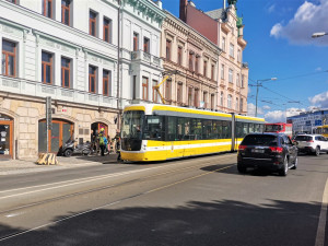 Tramvaj po střetu odmrštila osobák s nepozornou řidičkou až na chodník před vchod do obchodu