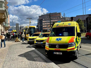 Tramvaj po střetu odmrštila osobák s nepozornou řidičkou až na chodník před vchod do obchodu