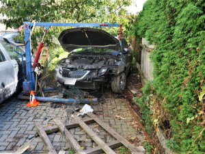 Řidič Octavie proletěl plotem na zahradu plnou odstavených vozů. Nehodu prý způsobil mikrospánek