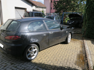 Řidič Octavie proletěl plotem na zahradu plnou odstavených vozů. Nehodu prý způsobil mikrospánek