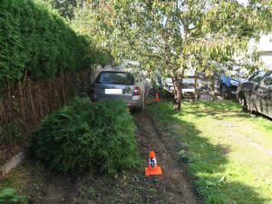 Řidič Octavie proletěl plotem na zahradu plnou odstavených vozů. Nehodu prý způsobil mikrospánek