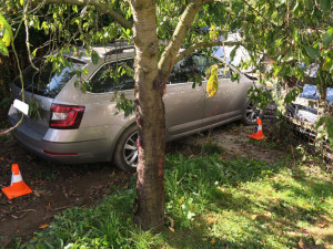 Řidič Octavie proletěl plotem na zahradu plnou odstavených vozů. Nehodu prý způsobil mikrospánek