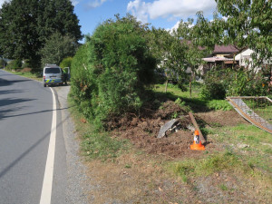 Řidič Octavie proletěl plotem na zahradu plnou odstavených vozů. Nehodu prý způsobil mikrospánek
