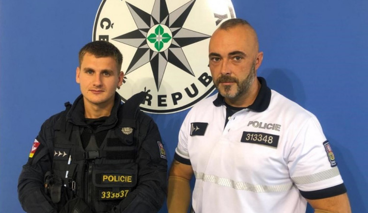 Neváhali ani minutu… Z hořícího objektu zachránili policisté tři děti