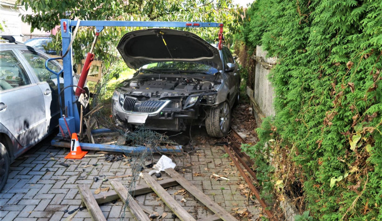 Řidič vletěl skrze plot s Octavií na zahradu plnou zaparkovaných automobilů. Nehodu prý způsobil mikrospánek
