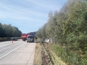 Kamion s nákladem elektroniky havaroval na dálnici D5, vozidlo se převrátilo do příkopu