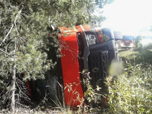 Kamion s nákladem elektroniky havaroval na dálnici D5, vozidlo se převrátilo do příkopu