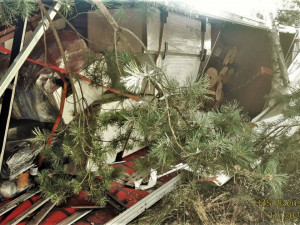 Kamion s nákladem elektroniky havaroval na dálnici D5, vozidlo se převrátilo do příkopu