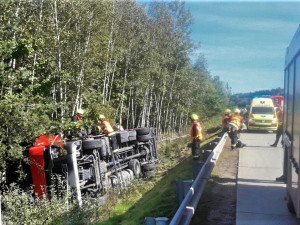 Kamion s nákladem elektroniky havaroval na dálnici D5, vozidlo se převrátilo do příkopu