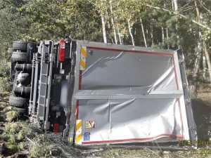 Kamion s nákladem elektroniky havaroval na dálnici D5, vozidlo se převrátilo do příkopu