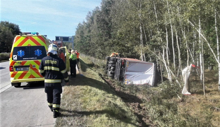 Kamion s nákladem elektroniky havaroval na dálnici D5, vozidlo se převrátilo do příkopu