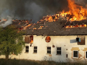 Obří požár zlikvidoval výrobnu dřevěných briket, škody jdou do milionů