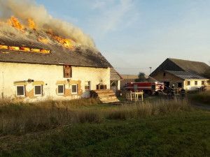 Obří požár zlikvidoval výrobnu dřevěných briket, škody jdou do milionů