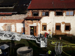 Obří požár zlikvidoval výrobnu dřevěných briket, škody jdou do milionů