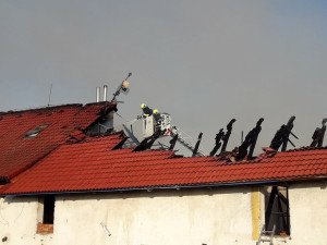 Obří požár zlikvidoval výrobnu dřevěných briket, škody jdou do milionů