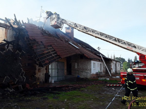 S rozsáhlým požárem výrobny briket bojovalo 14 jednotek hasičů, z hořícího objektu zachránili čtyři papoušky