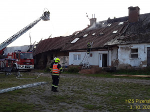 S rozsáhlým požárem výrobny briket bojovalo 14 jednotek hasičů, z hořícího objektu zachránili čtyři papoušky