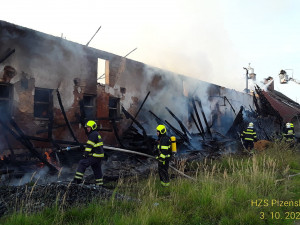 S rozsáhlým požárem výrobny briket bojovalo 14 jednotek hasičů, z hořícího objektu zachránili čtyři papoušky