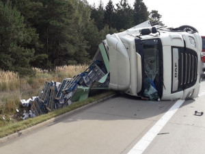 Kamion plný sýra se na dálnici D5 odporoučel do příkopu, řidiče postihl mikrospánek
