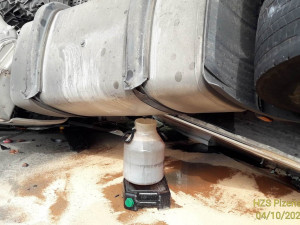 Kamion plný sýra se na dálnici D5 odporoučel do příkopu, řidiče postihl mikrospánek