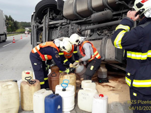 Kamion plný sýra se na dálnici D5 odporoučel do příkopu, řidiče postihl mikrospánek