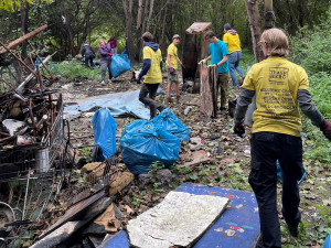 Dobrovolníci sesbírali v zákoutích města tuny odpadků a ještě nekončí