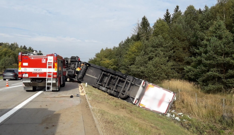 Kamion plný sýra se na dálnici D5 odporoučel do příkopu, řidiče postihl mikrospánek