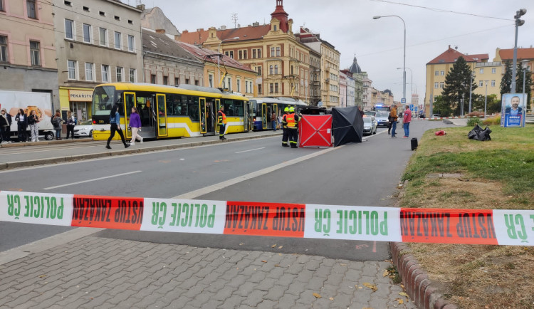 Auto usmrtilo mladou dívku, dobíhala tramvaj mimo přechod