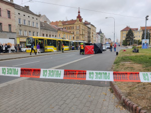 Auto usmrtilo mladou dívku, dobíhala tramvaj mimo přechod