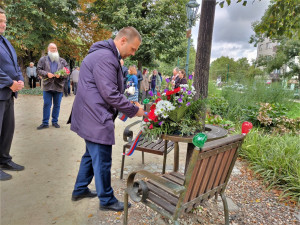 Na Václava Havla vzpomínali Plzeňané v den jeho narozenin u lavičky v Šafaříkových sadech