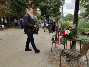 Na Václava Havla vzpomínali Plzeňané v den jeho narozenin u lavičky v Šafaříkových sadech