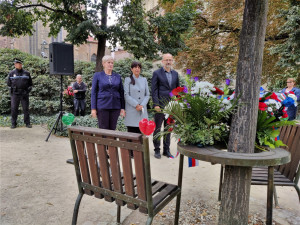Na Václava Havla vzpomínali Plzeňané v den jeho narozenin u lavičky v Šafaříkových sadech