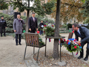 Na Václava Havla vzpomínali Plzeňané v den jeho narozenin u lavičky v Šafaříkových sadech