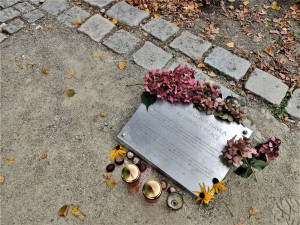 Na Václava Havla vzpomínali Plzeňané v den jeho narozenin u lavičky v Šafaříkových sadech