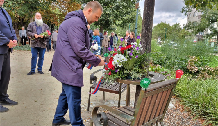 Primátor Plzně Martin Baxa položil květiny u lavičky připomínající Václava Havla