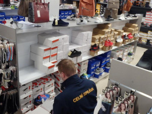 Fejky kam až oko dohlédne, celníci provětrali asijskou tržnici a zadrželi tisíce padělků luxusních značek