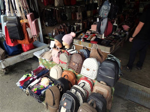 Fejky kam až oko dohlédne, celníci provětrali asijskou tržnici a zadrželi tisíce padělků luxusních značek